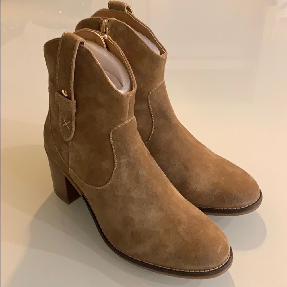 Hush Puppies tan suede boots - size 8.5